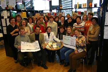 Eröffnung der Schulbibliothek: Vertreter von Eltern, Lehrern, Elternbeirat, Förderverein bei der Übergabe je eines Schecks von Elternbeirat und Förderverein