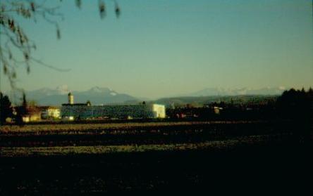 Verhüllter Rohbau mit kath. Pfarrkirche und Wendelstein
