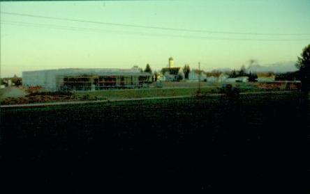 Turnhalle und Rohbau der Hausmeisterwohnung (rechts)