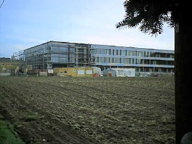 Die Planen sind jetzt auch im vorderen Gebäudebereich verschwunden