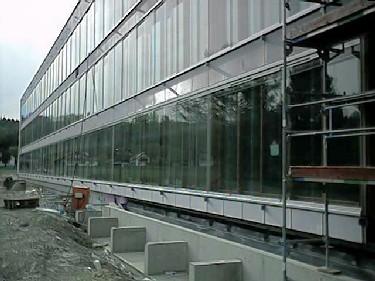 Doppelte Glasfassade im Süden
