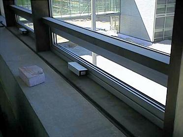 Die elektrischen Fensteröffner sind schon montiert