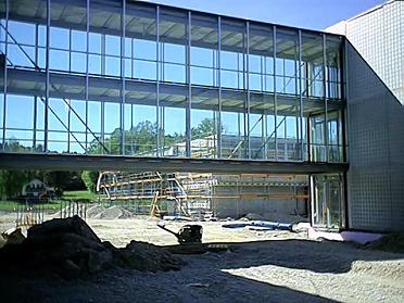 im Hintergrund die Turnhalle