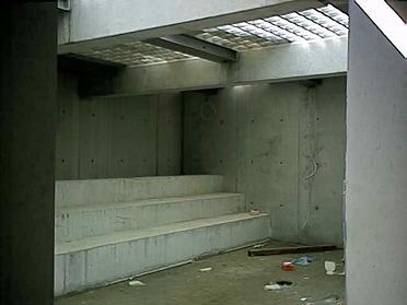 Glasbausteine als Decke (darüber der Pausenhof)