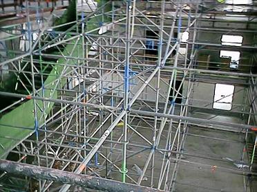 Die Gerüste stehen noch von der Montage der PV-Anlage