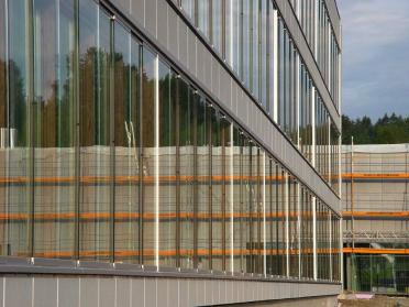 im Hintergrund die Turnhalle