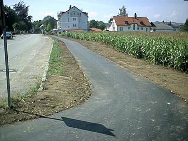 Gehsteig an der Westseite der Kirchdorfer Straße (fast fertig,Blcik von Norden, 2.August 2003)
