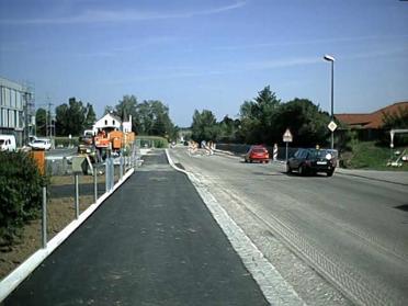 Gehsteig an der Westseite der Kirchdorfer Straße (fast fertig, Blick von Süden, 2.August 2003)