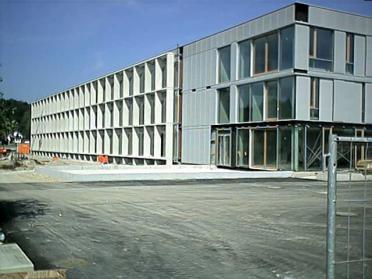 Die Südfassade - jetzt mit "Setzkasten" als zusätzlicher Sonnenschutz (1.August 2003)