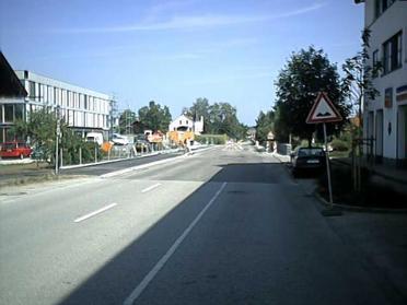 An beiden Seiten der Straße Fuß- und Radwege im Bau, Insel in Fahrbahnmitte (2.August 2003)