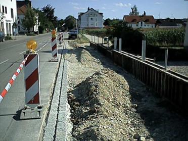 Gehsteig an der Westseite der Kirchdorfer Straße (Baustelle, 13.Juli 2003)