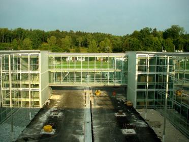 Schulhof und Brücke