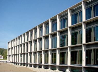Der "Setzkasten" - Südfassade mit Extra-Sonnenschutz
