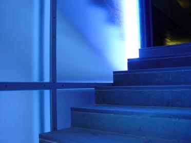 Jedes Treppenhaus wird anders beleuchtet