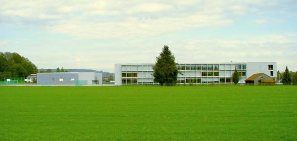 Schule und Turnhalle von Süden