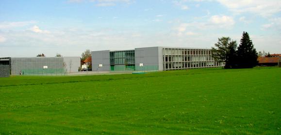 Schule und Turnhalle von Südwesten